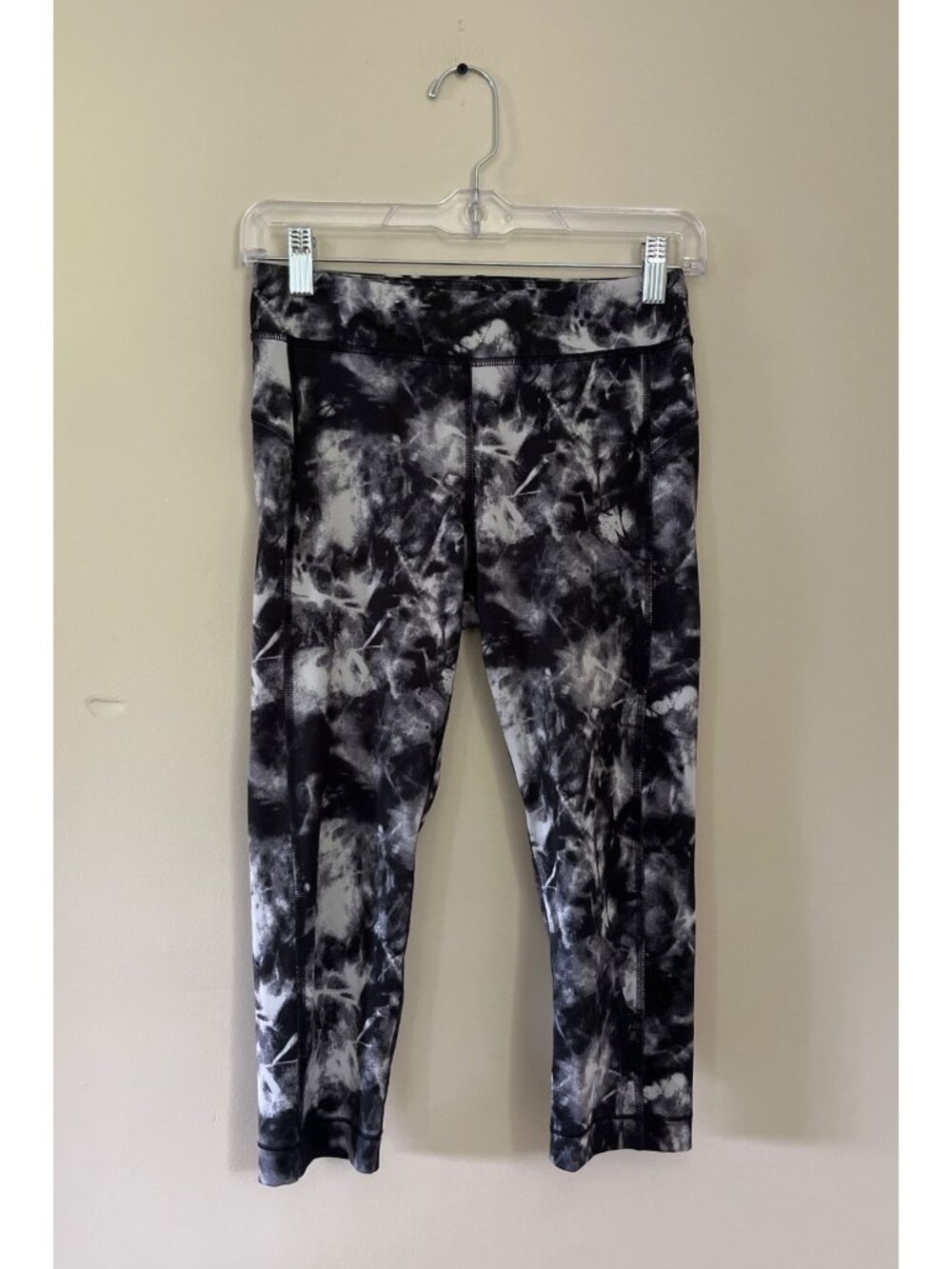 Under Armour Womens Small Black And White Activewear Capri Tie-Dye Pull On